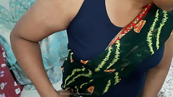 Desi Bhabhi Seksi Dan Menggoda Dengan Saree Hijau Gelap Yang Membuat Nafsu Membara