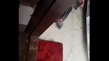 Pembantu Desi Membuka Pakaian Dengan Genit