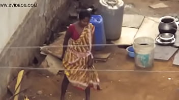 Desi Berdiri Sambil Kencing Dan Mengencingi