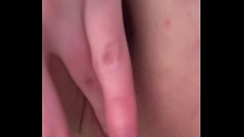 Brunette Rusia Dengan Kata-kata Kotor Dan Fantasi Seksual Memainkan Pantatnya, Meremas Payudara Kecil. Jari-jari Menggali Liang Vagina Dan Dubur.