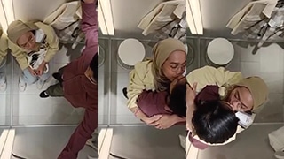 Gairah Membara Di Balik Hijab: Ciuman Liar Dengan Kekasih Di Ruang Ganti