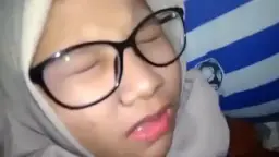 Menggigit Bibir Saat Tubuh Berguncang Nikmat