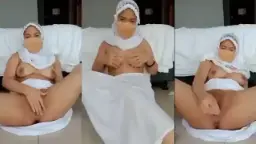 Tante Maela Dalam Balutan Jilbab Yang Menggoda, Merintih Nikmat Saat Jari-jari Menggali Kedalaman Sensasi