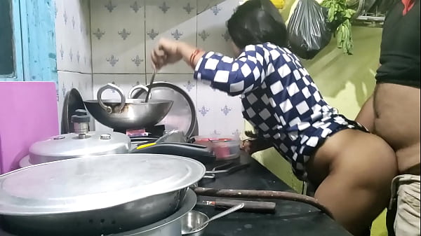 गांव से आई नादान बाई को कुछ पता नहीं था, तो मालिक ने उसका बेजा फायदा उठाकर उसकी चुदाई कर डाली