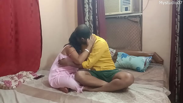 Desi Gaya Mein Romantik Aur Joshila Vhabi Sex, Ghar Par Bane Video Mein Saaf Hindi Awaz Ke Saath!!