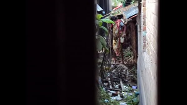 Desi Mengencingi Dan Mengompol Dalam Video Panas