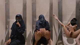 Lutty Jilbab Menggoda, Menggairahkan, Dan Mengoceh Di Kamar Mandi Mal