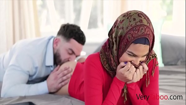 Maya Farrell: Perawan Hijab Tiri Ini Takluk Di Ranjang