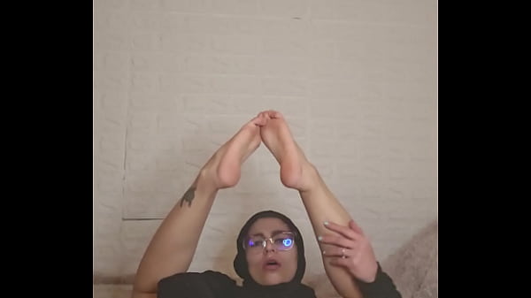 Koleksi Sensual Kaki Mulus Istri Arab Berjilbab Mia