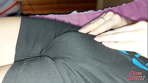 Istriku Dalam Baju Ketat Lycra Memperlihatkan Kemolekannya Padaku