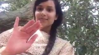 Gadis Desa Cantik Mengangkat Rok Dan Memamerkan Kemaluannya