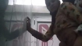 Pasangan India Bercinta Liar Di Toilet – Video Panas