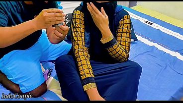 Adik Tiri Berhijab Tawarkan Memek Untuk Main, Tapi Kakak Malah Salah Lubang Masukkan Mainan Ke Pantat