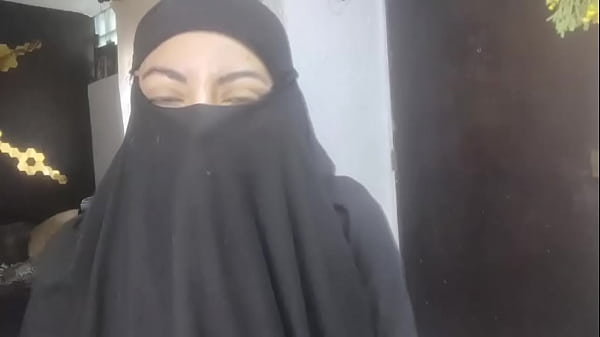 Istri Arab Amatir Yang Bergairah Semburkan Cairan Di Niqabnya, Masturbasi Saat Suami Sedang Sholat