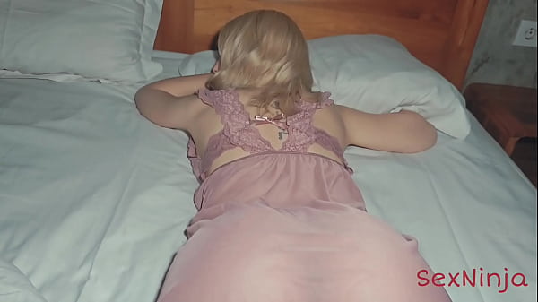 Ibu Tiri Tak Menolak Saat Ku Masuk Kamarnya Di Tengah Malam