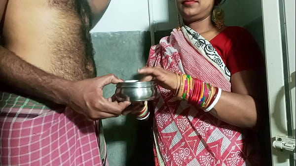 ससुर ने बहू को पीठ पर तेल लगाने को कहा, फिर गेट पर ही जमकर चोदा!