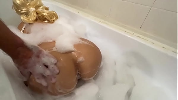 Anak Tiri Masuk Ke Kamar Mandi Ibunya Dan Membantu Mandi, Lalu Mereka Berhubungan Intim