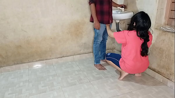 भाभी ने जवान प्लंबर से चूत की तपन शांत की, गर्मागर्म हिंदी आवाज़ में Xxx सेक्स!
