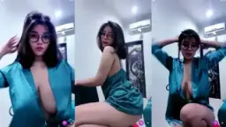 Ica Kane Belahan Payudara Menggoda