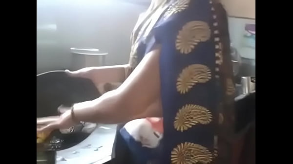 Desi Indian Kannada Aunty, Goyang Pinggul Sambil Buka Pusar Panas Bikin Ngiler