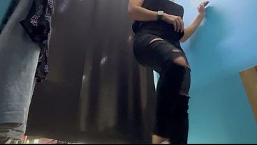 Ganti Baju Di Ruang Ganti, Cewek Rusia Montok Putingnya Nongol.