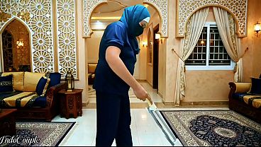 Pembantu Muslimah Berjilbab Disuruh Ngentot Mulut Sama Majikan, Habis Itu Telan Semua Maninya