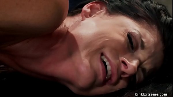 Ibu Tiri Seksi Berantai, Dimasukin Kontol Dari Belakang Sampe Muncrat