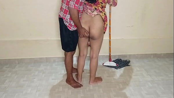 Kamar Lagi Dipel, Tante Pembantu Disuruh Nyedot Kontol, Langsung Digenjot! Suara Hindi Jelas Bikin Makin Greget