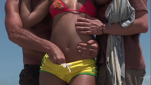 Tiga Badai Di Pantai Dengan Mama Hitam Yang Menggoda