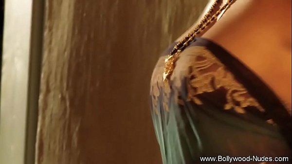 Buka Baju, Badan Seksi India Siap Digoda.
