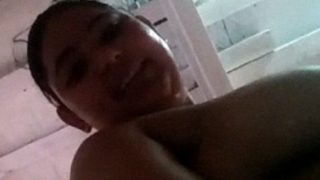 Banci Desi Ngentot Ngangkang Di Kamar Mandi, Siap Digaruk