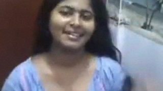 Bini Orang Lagi Mandi, Baju Basah, Ngeloyor Bugil Di Kamar Mandi