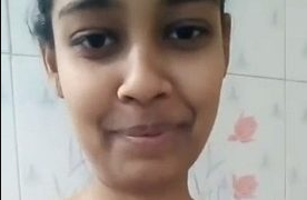 Desi Buka Bra Sendirian, Pose Seksi Buat Selfie