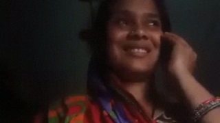 Istri Orang Ngobrol Di Telepon Sambil Buka Baju Dan Colmemek, Video Mms.