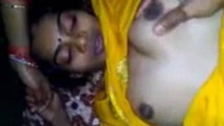 Maid Bersarung Sutra Kuning Siap Dimanjain