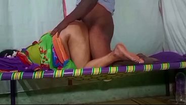 Desi Aunty Sari Disetubuhi Gaya Doggy Di Rumah, Crot Di Lantai