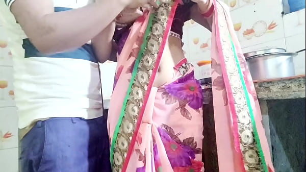 देसी भाभी बर्तन धो रही थी, तभी देवर ने आकर बोला: “भाभी, तेरी चूत चाहिए, देगी क्या?” हिंदी ऑडियो।