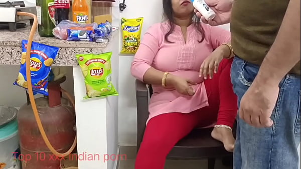 Mumbai Tukang Toko Cabe-cabean Ngajak Ibu Miskin Pinjem Duit Sambil Mainin Kontol, Suara Hindi Panas.
