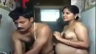 Orang Patna Mandi Telanjang Bareng Istri Hamil, Bikin Panas Suasana Kamar Mandi.
