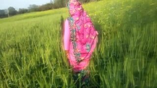 Video Mesum Pasangan Horny Di Sawah, Main Di Ladang Sambil Ngebor Tanah Subur.