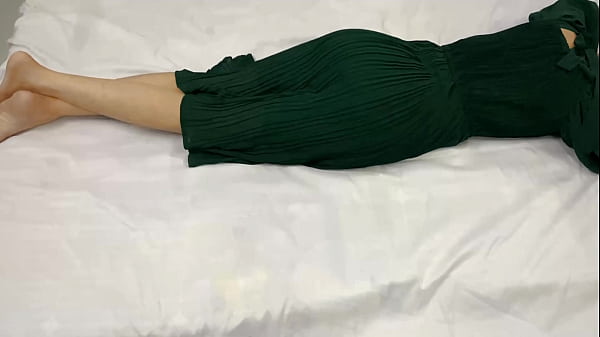 Anak Tiri Perempuanku Yang Baru 18 Tahun Sendirian Di Kamar, Aku Ikut Masuk Ke Kamarnya Dan Memuaskan Nafsu Birahi Di Malam Hari.