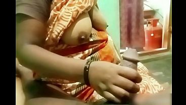 Ibu-ibu India Colokin Kontol Bocah, Muncrat Kencang.