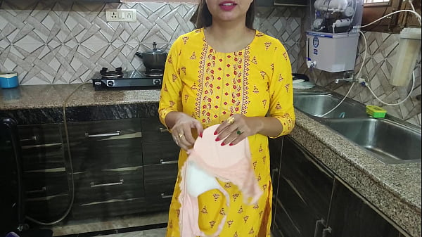 Desi Bhabhi Dapur Lagi Cuci Piring, Tiba-tiba Adik Ipar Datang Bisik-bisik, “bhabhi, Gue Pengen Ngerasain Chut Loe, Loe Mau Kasih Nggak?” Suara Hindi Bikin Makin Panas.