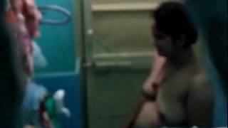 Bhabhi Ketahuan Ngintip Di Video Kamar Mandi, Bikin Makin Panas!