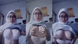 Sma Hijab Kacamata, Crotnya Basah Kena Lihatin