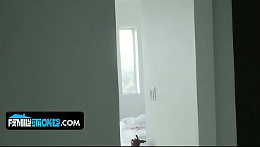 Ibu Tiri Berambut Pirang Montok, Daisy Stone, Terima Pancutan Deras Dari Adik Tiri Yang Horny