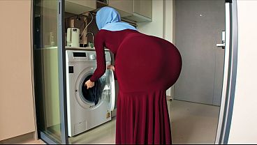 Ibu Tiri Berhijab, Pantatnya Bulat Menggoda, Mataku Kepergok Nakal.