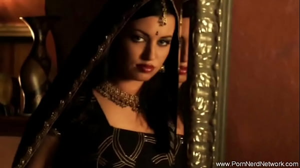 Ngentotin Gadis Brunette India Yang Memamerkan Tubuh Sempurnanya Sambil Main-main.